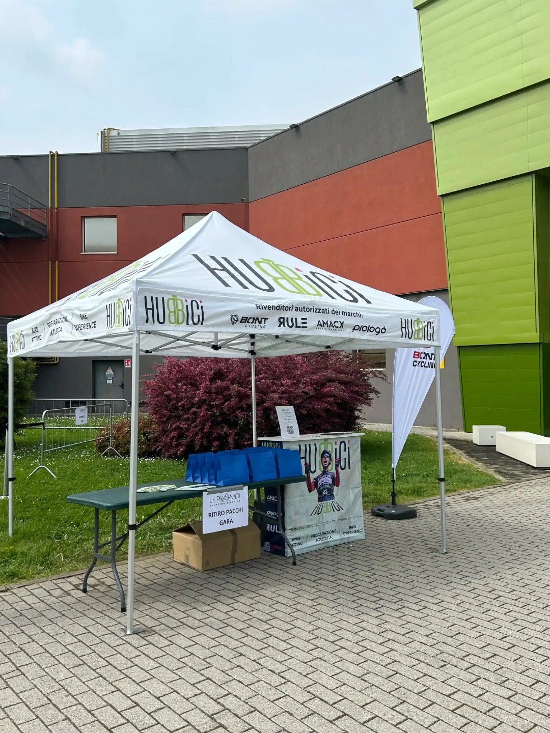 Stand Hubbici durante un evento locale